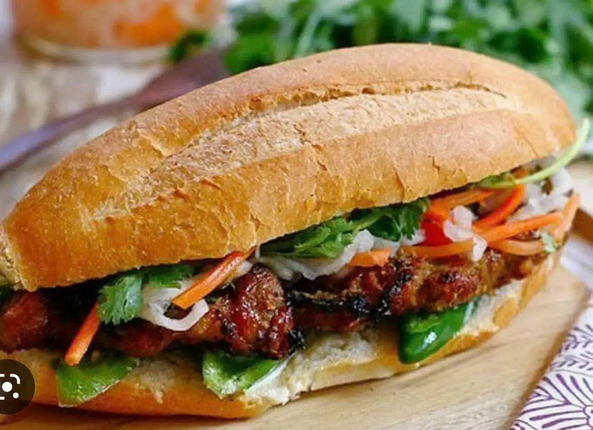 BÁNH MÌ HEO QUAY DA GIÒN(NHIỀU THỊT)* - 42.000 ₫ tại Bánh Mì Heo Quay A Tài - Phạm Thế Hiển