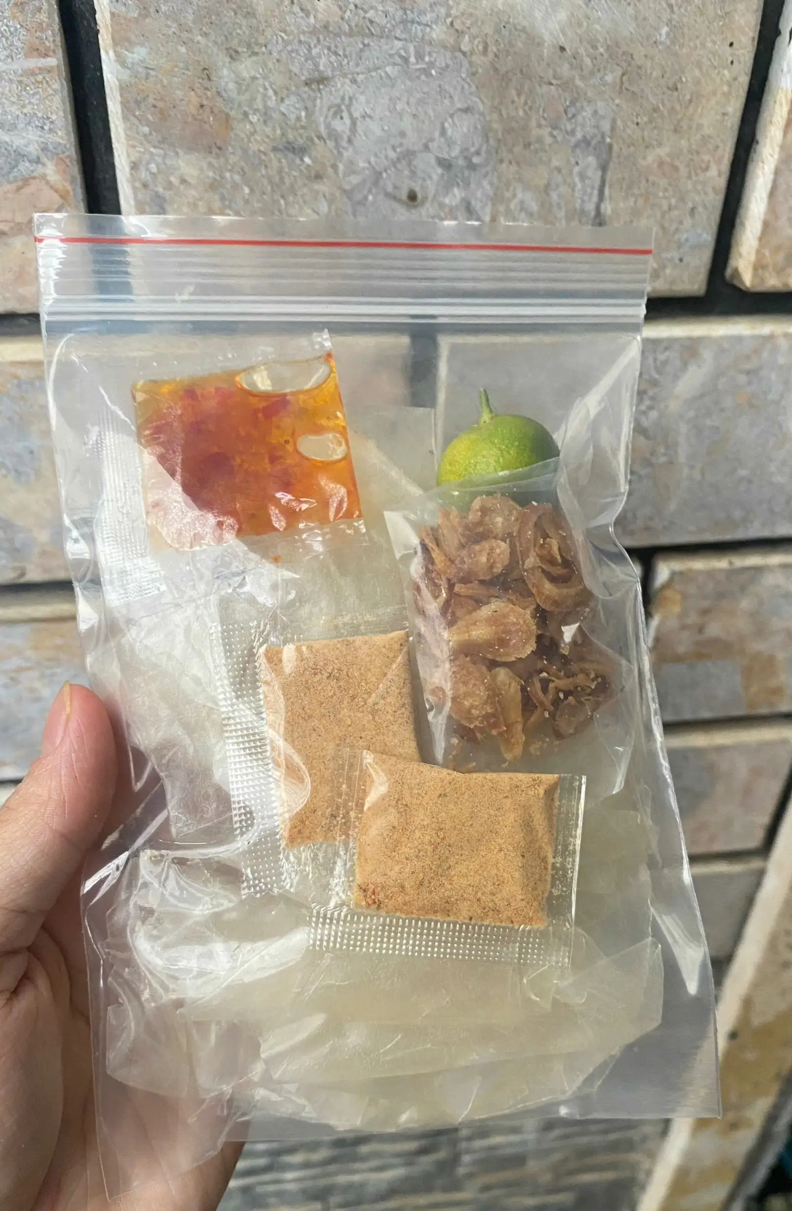 Bánh Tráng Muối Nhuyễn Sate Hành Phi - 16.000 ₫ tại Bánh Tráng Trộn & Ăn Vặt Tiểu Thơ - Điện Biên Phủ