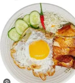 Hình ảnh ăn no nê cơm chiên dương Châu + má đùi gà + 1 trứng ốp la sốt mắm tỏi đặc biệt + canh rau thịt băm 