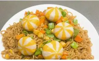 Hình ảnh mì trộn viên thả lẩu