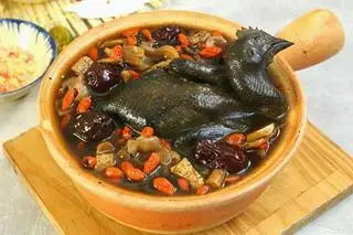 Hình ảnh gà đen Tân ngải cứu 1 con.