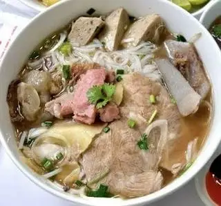 Hình ảnh Phở đầy đủ ( tái, viên, gầu, gân, nạm)