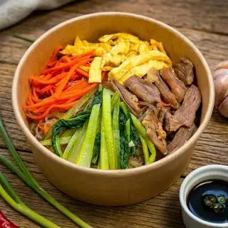 Hình ảnh MIẾN XÀO THỊT BÒ, TRỨNG CHIÊN VÀ XÚC XÍCH