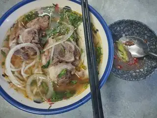 Bún bò tái - 49.000 ₫ tại Tiệm Bún Mắm & Bún Bò 135 - Bông Sao