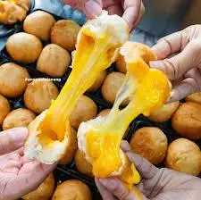 Hình ảnh bánh tiêu phô mai trứng chảy 