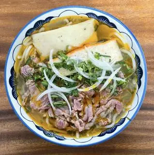 Bún bò tái chả - 75.000 ₫ tại Bún Bò Huế Chị Tôi - Vạn Kiếp