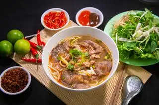 Bún bò tái nạm - 50.000 ₫ tại Bún Bò Huế O Châu - Lê Trọng Tấn