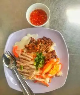 cơm tấm thịt trứng sắt sườn  - 65.000 ₫ tại Cơm Tấm Long Xuyên - Nguyễn Đình Chính