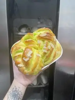 Hình ảnh Bánh mì hoa cúc nhân cốm dừa