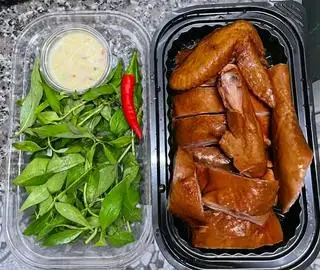 Hình ảnh Gà Ủ Xì Dầu Nửa Con (cắt sẵn ko đầu )