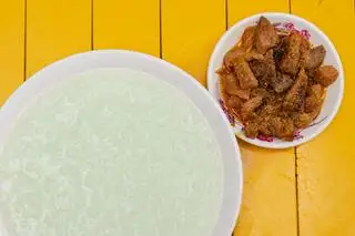 cháo trắng lá dứa thịt kho tiêu  - 35.000 ₫ tại Cháo Trắng Lá Dứa Cô Bội - Hồ Bá Kiện