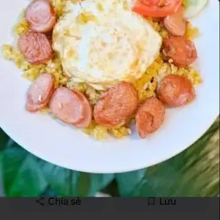 Hình ảnh cơm chiên súc xích+trứng ốp la 