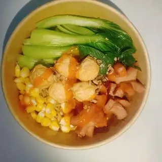 Hình ảnh Mì Indomie trộn viên chiên, xúc xích 