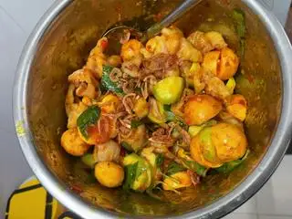Hình ảnh Chân gà mix trứng gà non - râu bạch tuộc  sốt me