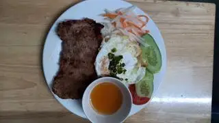 cơm sườn trứng - 62.000 ₫ tại Cơm Tấm & Bò Kho Cô Oanh - Phạm Hùng