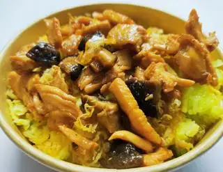 Hình ảnh Xôi xéo - gà nấm - chả mỡ