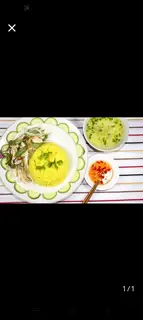 Hình ảnh cơm gà xé trộn rau răm hành tây