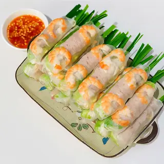 Gỏi Cuốn Tôm Thịt Chấm Nước Mắm Tỏi Ớt  - 10.000 ₫ tại Ăn Vặt Win79 - Bánh Tráng Trộn, Da Heo Trộn & Gỏi Cuốn Tôm Trứng Thịt - Hương Lộ 2
