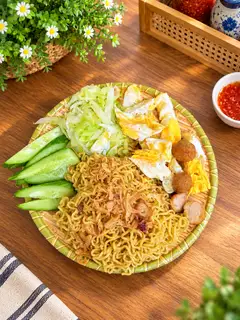 Hình ảnh Mì trộn trứng xúc xích,hành khô 