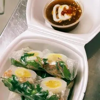 Hình ảnh Bánh tráng cuốn trứng cút lòng đào chấm sốt me(5 cuốn)
