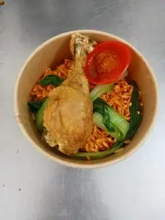 Hình ảnh Mì trộn gà chiên mắm tỏi