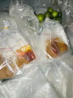Bánh tráng ps muối bò dầu tỏi + dầu sate - 22.000 ₫ tại Bánh Tráng Muối Bò - Phạm Hùng