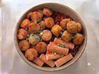Hình ảnh Mì Trộn Thanh cua + Xúc xích + Cá viên