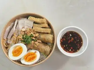 Hình ảnh Bún nước tương - thịt luộc, lòng đào