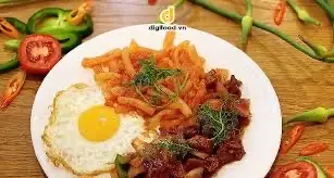 Hình ảnh nui xào bò trứng ốp la 