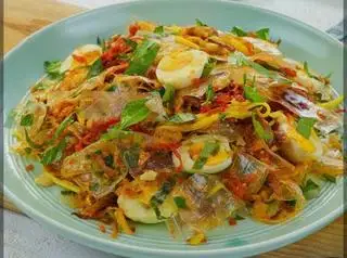 Hình ảnh Bánh tráng trộn sa tế tôm