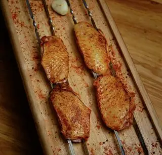 Xiên cánh gà nướng - 考鸡翅串 - 100.000 ₫ tại THE ZING Lẩu & Nướng Trung Hoa - Đề Thám