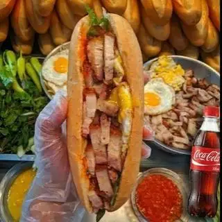 Hình ảnh Bánh mì Heo Quay sốt Đặc Biệt