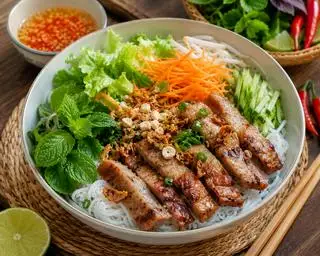 Hình ảnh Bún trộn nem rán