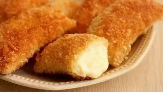 Bánh sữa chiên - 1 cái - 7.000 ₫ tại Mì Trộn & Cá Viên Chiên Thanh Xuân - Bùi Minh Trực