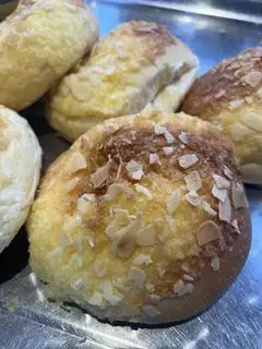 Hình ảnh Bánh Mì Dừa Hạnh Nhân