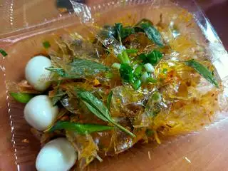 Hình ảnh Bánh tráng dẻo ủ bơ trộn mỡ hành - muối - sate - trứng cút