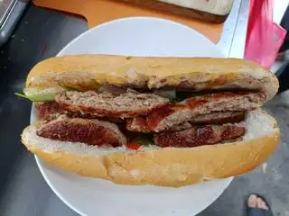 Bánh mì Tôm Thịt patê bơ - 29.000 ₫ tại Dianh Bánh Mì Bò & Hamburger Bò - Tôn Đản