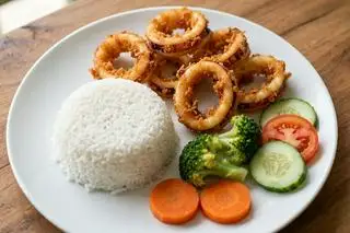 Hình ảnh Cơm mực vòng chiên giòn