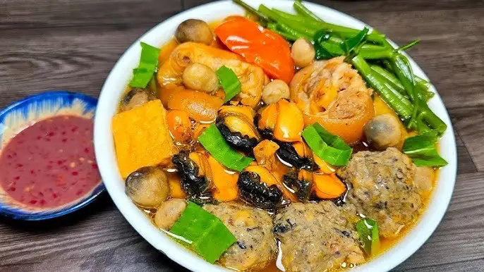 Bún riêu ốc ( giá chưa bao tô) - 50.000 ₫ tại Bún Riêu Cua Hải Sản Cô Hai - Bún Riêu, Hủ Tiếu & Bánh Canh Hải Sản - Nguyễn Hữu Cảnh