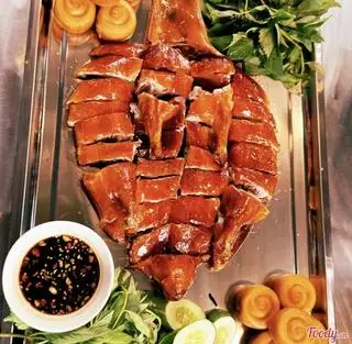 Hình ảnh 1 Con vịt tỳ bà da giòn + 5 Bánh bao + Nước chấm + Rau sống dưa chuột.