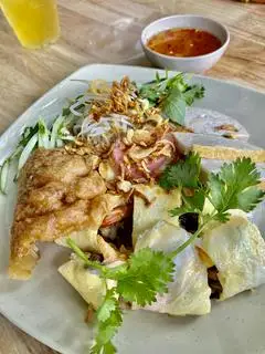Bánh cuốn trứng đầy đủ - 45.000 ₫ tại Bình Lợi Quán - Bánh Cuốn - Phạm Vấn