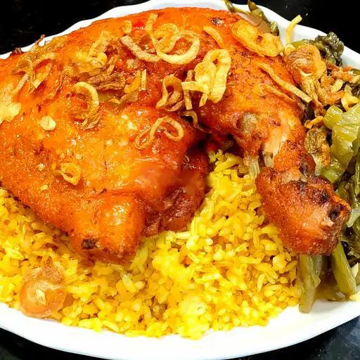 Hình ảnh Cơm gà xối mỡ góc tư lớn
