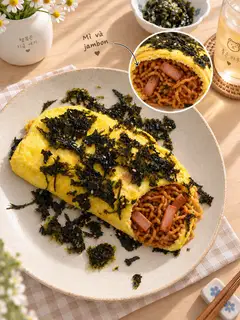 Hình ảnh Mì trộn sốt Hàn mix jambon cuộn trứng
