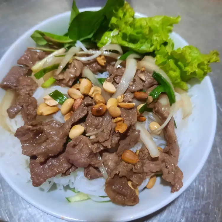 Bún thịt bò xào - 42.000 ₫ tại Cô Thuỷ - Cơm Tấm & Bún Thịt Nướng - Nguyễn Hữu Cảnh