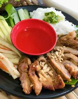 Mâm cuốn thịt nướng mắc mật + bún mỡ hành - 93.000 ₫ tại Nem Nướng Hùng Liên - Lê Văn Lương