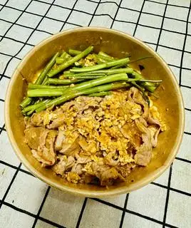 Mì trộn mắm tỏi ba chỉ bò mỹ - 53.000 ₫ tại Sum Sum Food - Mì Trộn & Ăn Vặt - Đường Số 14