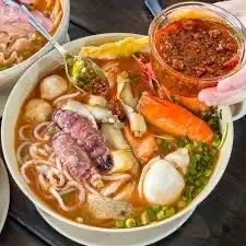 Hình ảnh Mì Thái tomyum mực( topping : mực, cá viên, thanh cua, bò viên)