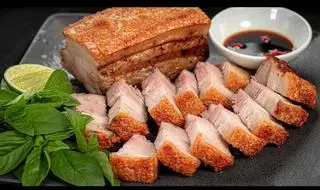 HEO QUAY DA GIÒN(500gam)+ TẶNG 2 BÁNH MÌ(ăn kèm)+1 COCA COLA - 280.000 ₫ tại Bánh Mì Heo Quay A Tài - Phạm Thế Hiển