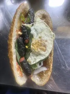 Hình ảnh bánh mì chả lá lốt +trứng ốp La 