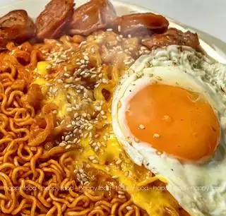 Hình ảnh Mì trộn xúc xích trứg sốt phômai [HOT]